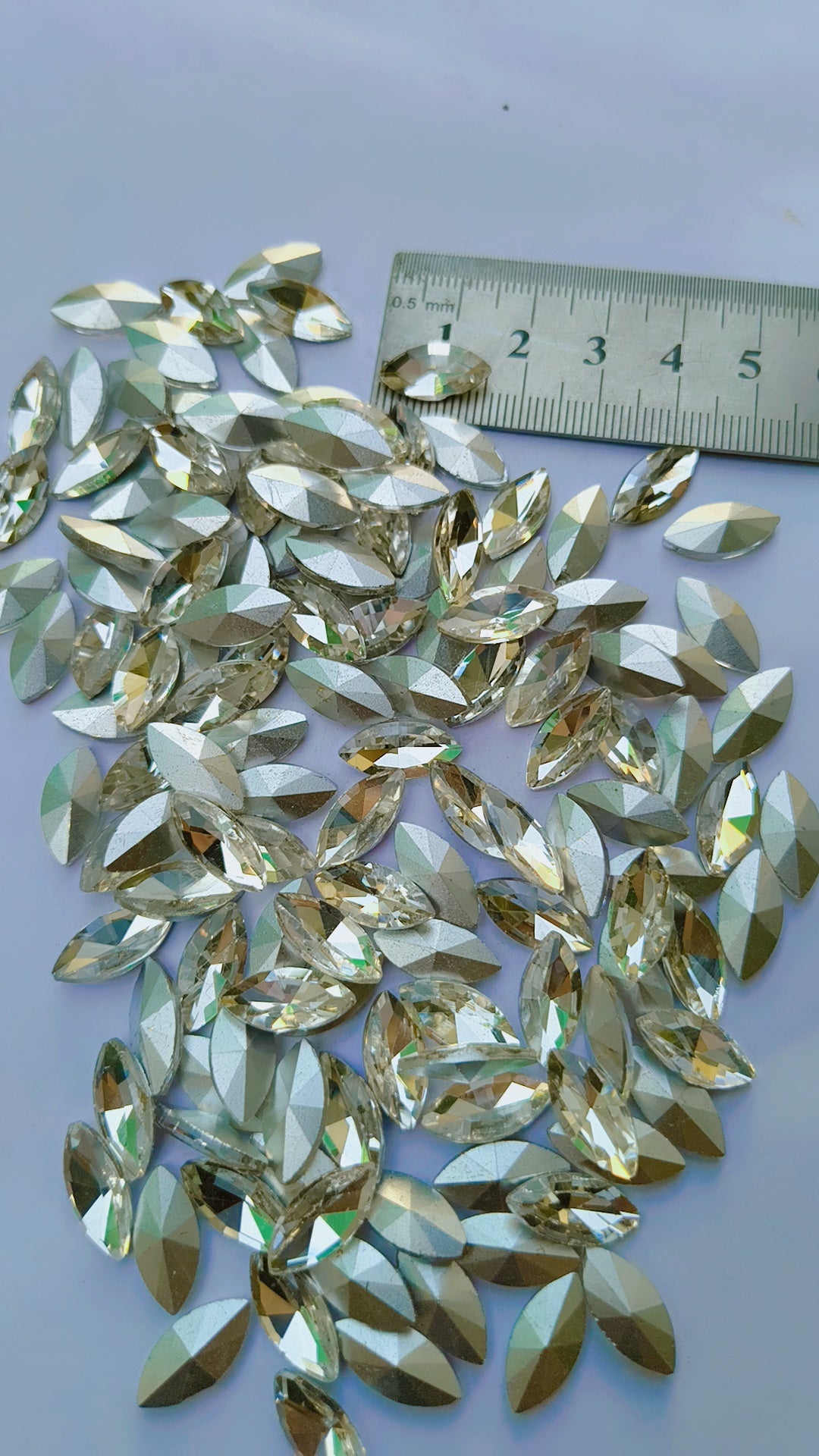 CRYSTALSHOP Gluing Stone - {Bombed Back} Shuttle 7x15mm