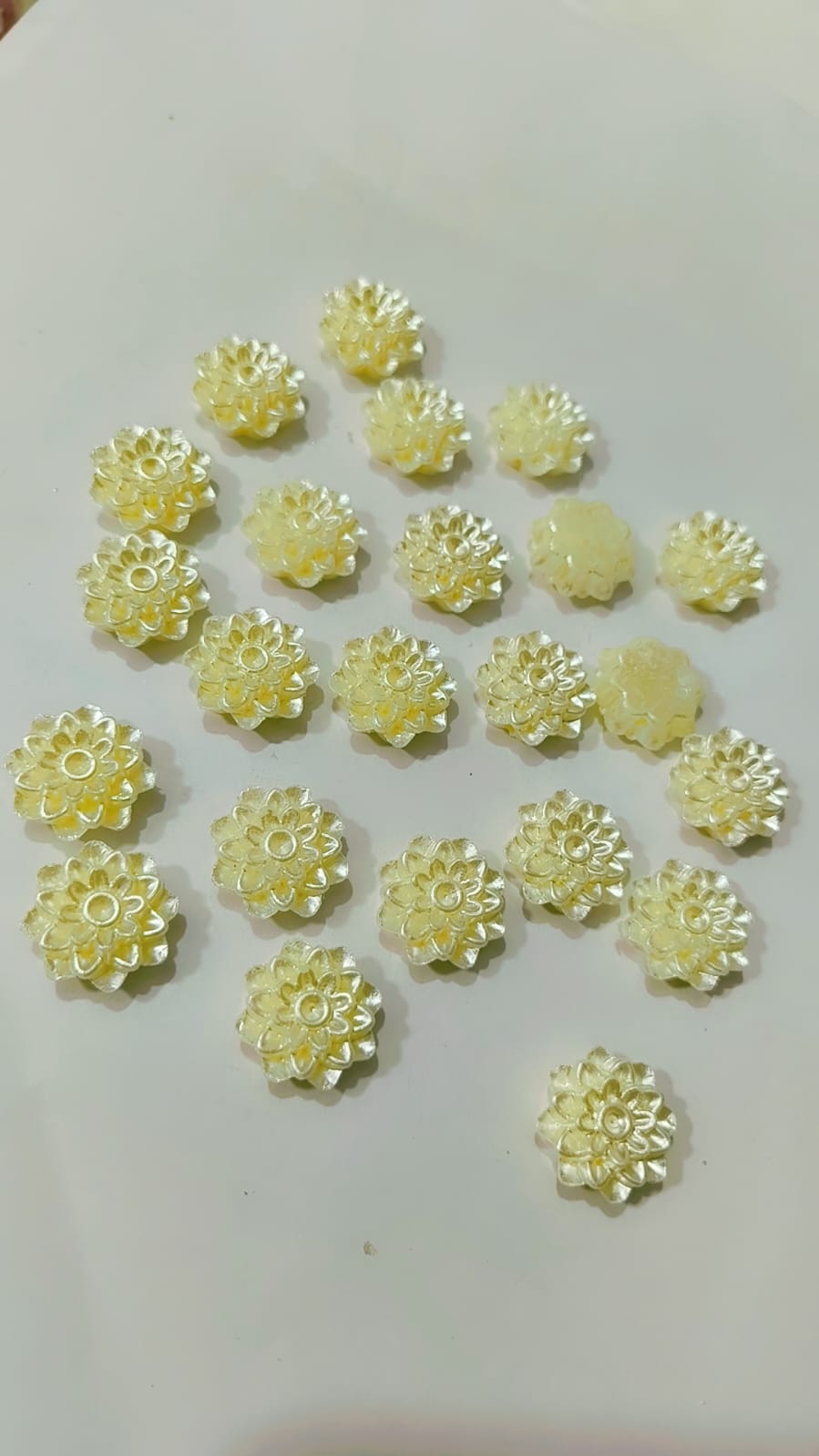 20pcs Acrylic FLOWER BEADS (OFF WHITE)