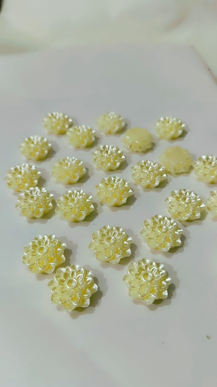 20pcs Acrylic FLOWER BEADS (OFF WHITE)