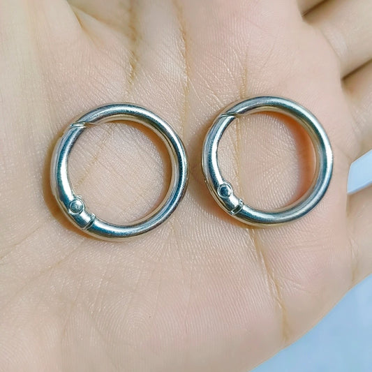 Round Metal Spring Snap Keychains, Spring Hook Clips, Spring Clasps, Flat O Rings Suitable for Wallets, Also Suitable for Luggage, Clothing And Other Various Scenes. Bag Attachments, Clothing Additions, Compact Design, Spring Clip